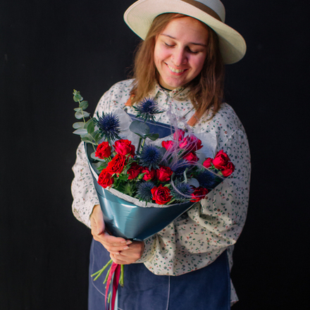 48. Завораживающий дуо-букет с розой и эрингиумом