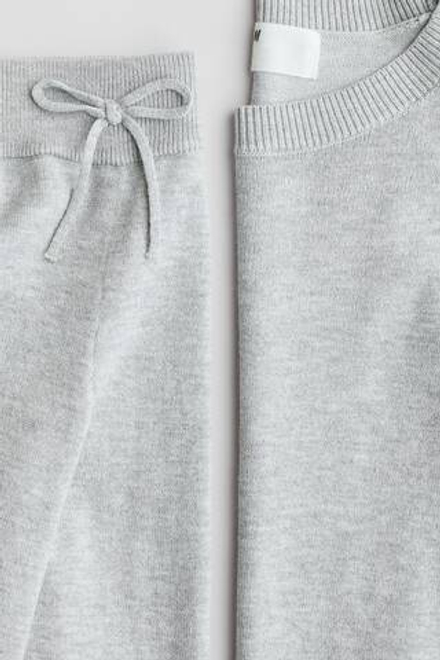 H&M Комплект из мягкого тонкого свитера и брюк, светло-серый