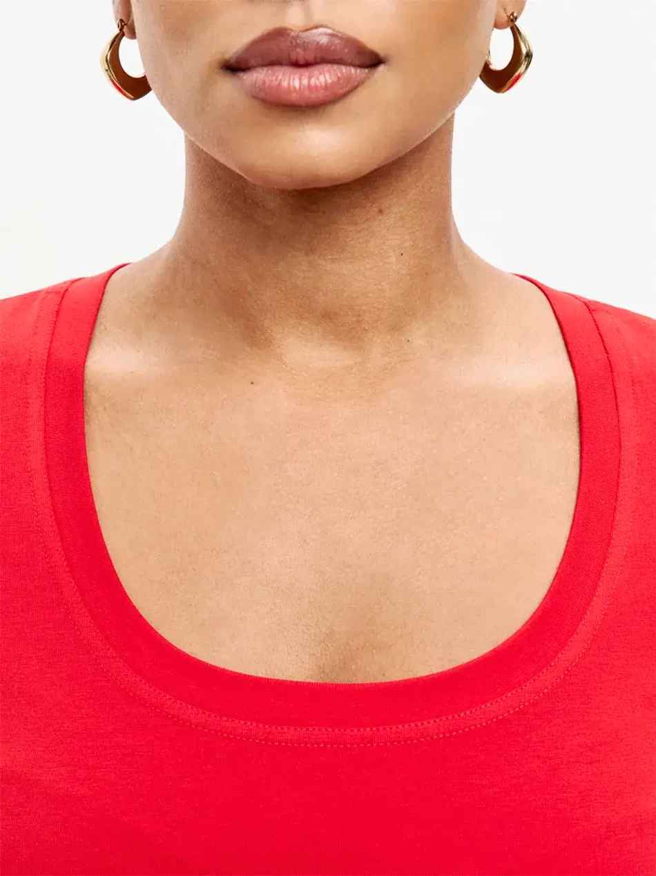 Футболка с глубоким вырезом