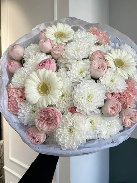 Букет сборный из хризантемы, кустовых пионовидных роз, гербер и диантусов