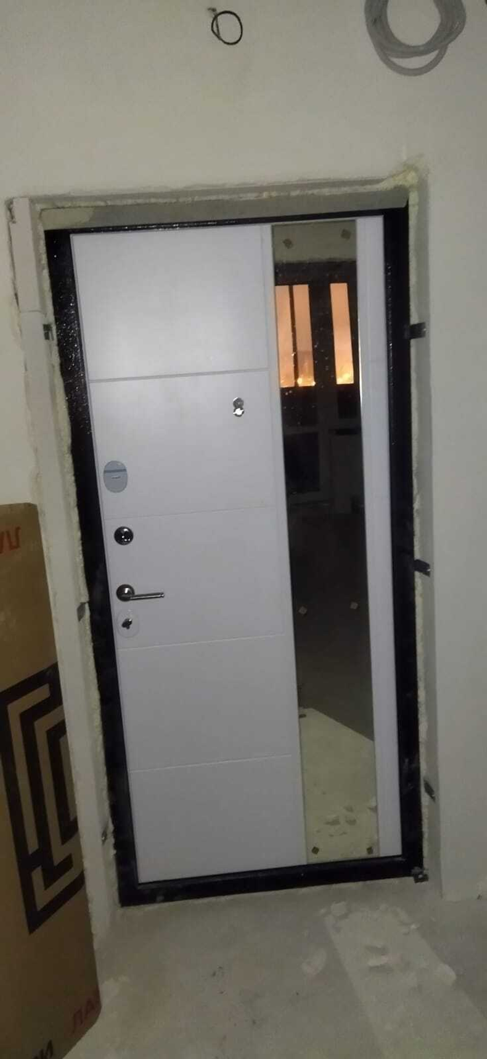 Дверь Входная Лабиринт Бетон 19 С зеркалом Белый софт