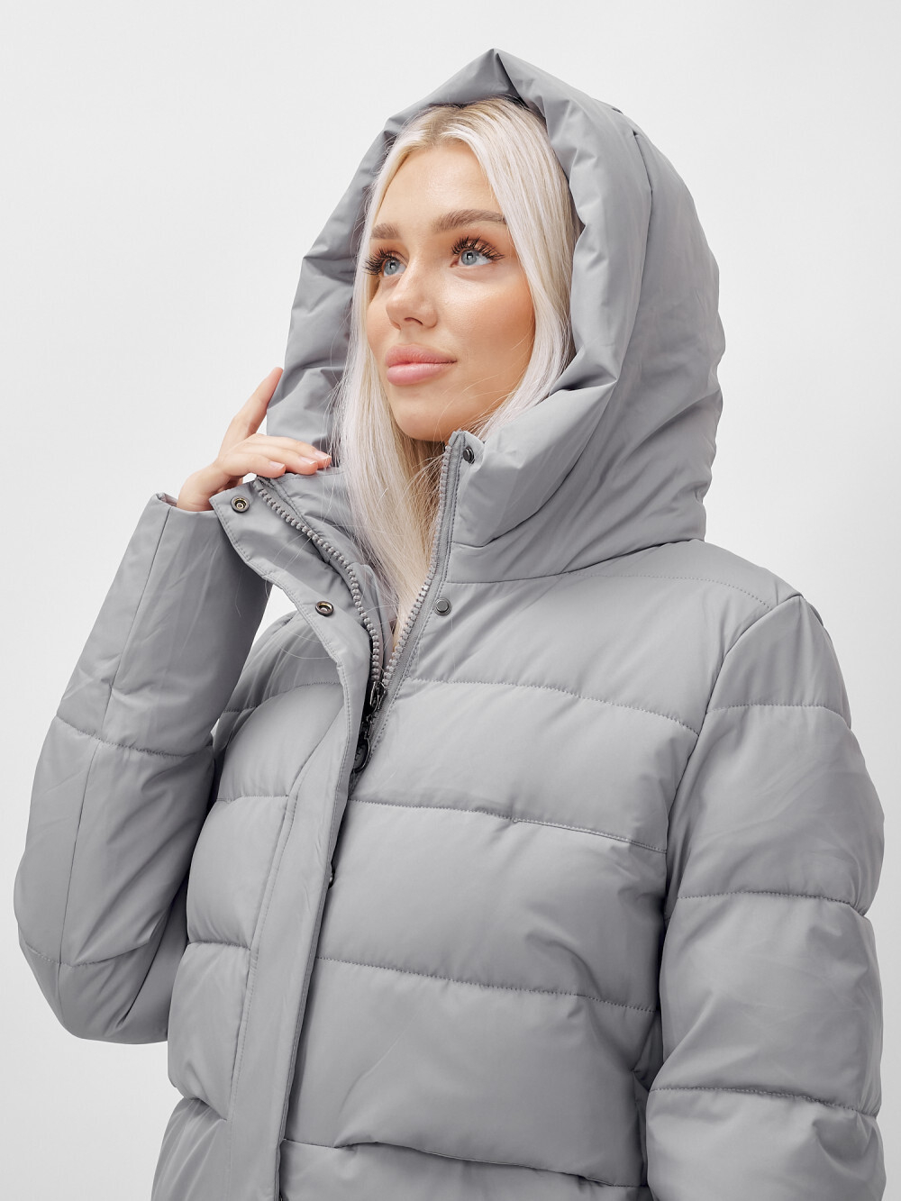 Пальто утепленное стеганное зимнее с капюшоном женское серого цвета 9620Sr