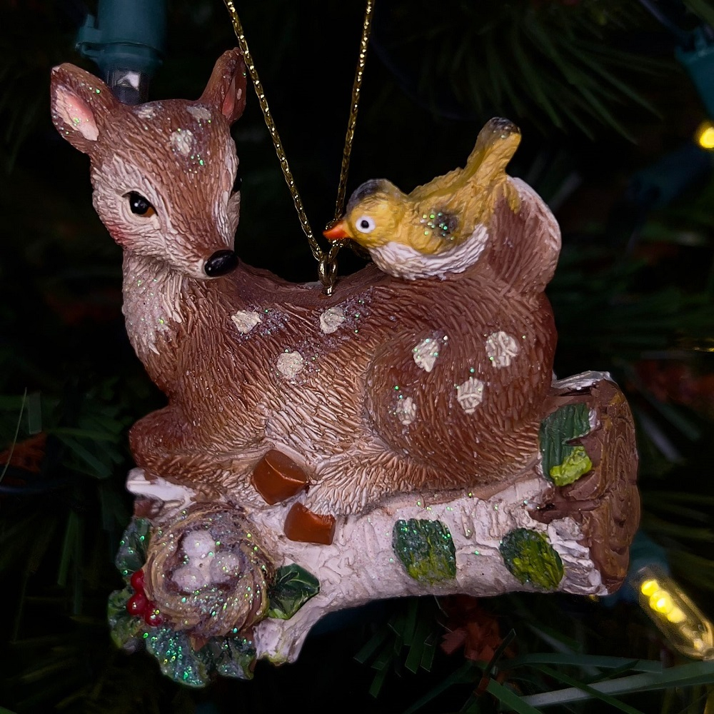 Зверёк на бревне, ёлочное украшение