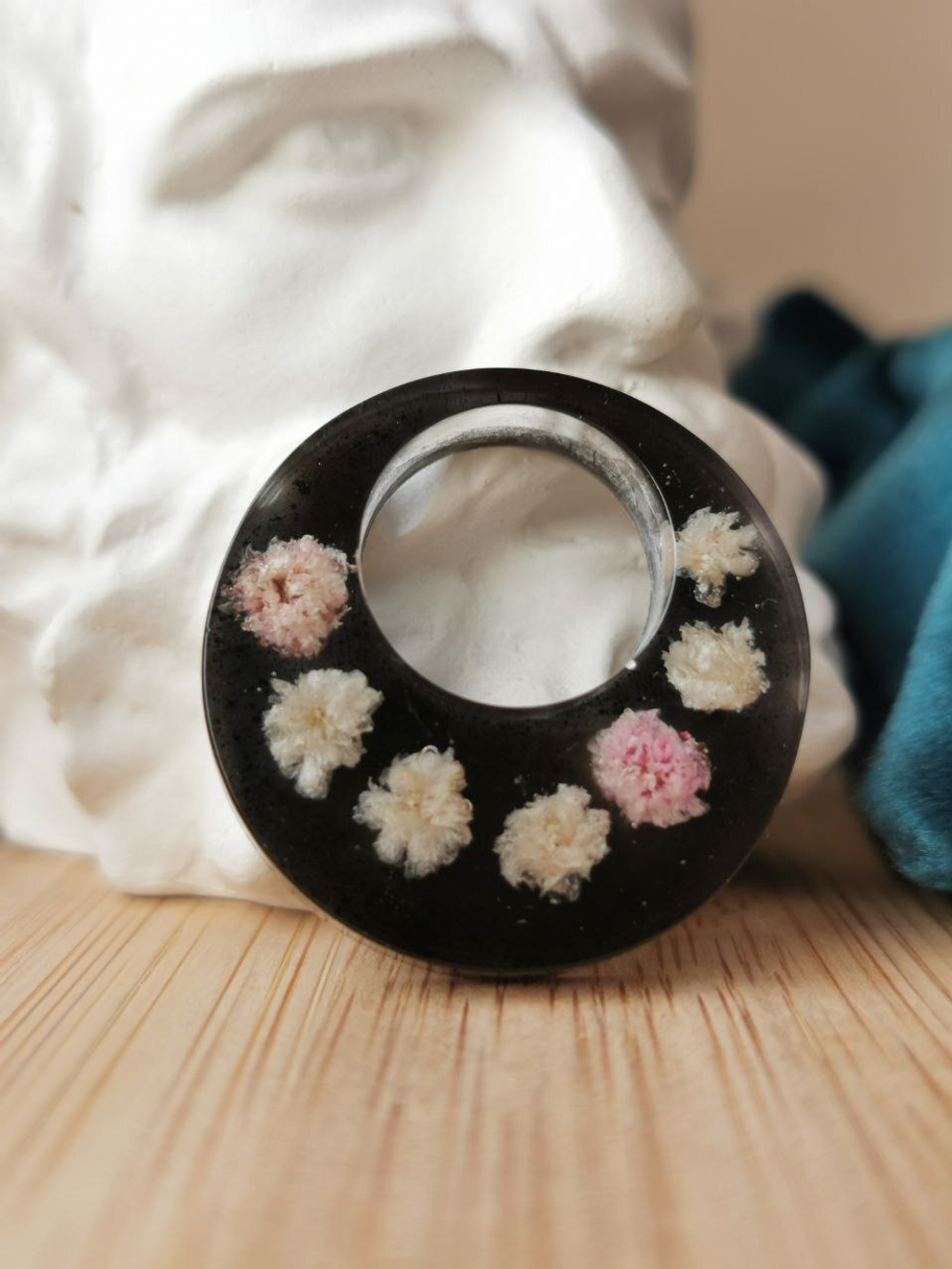 Черная подвеска с гипсофилой