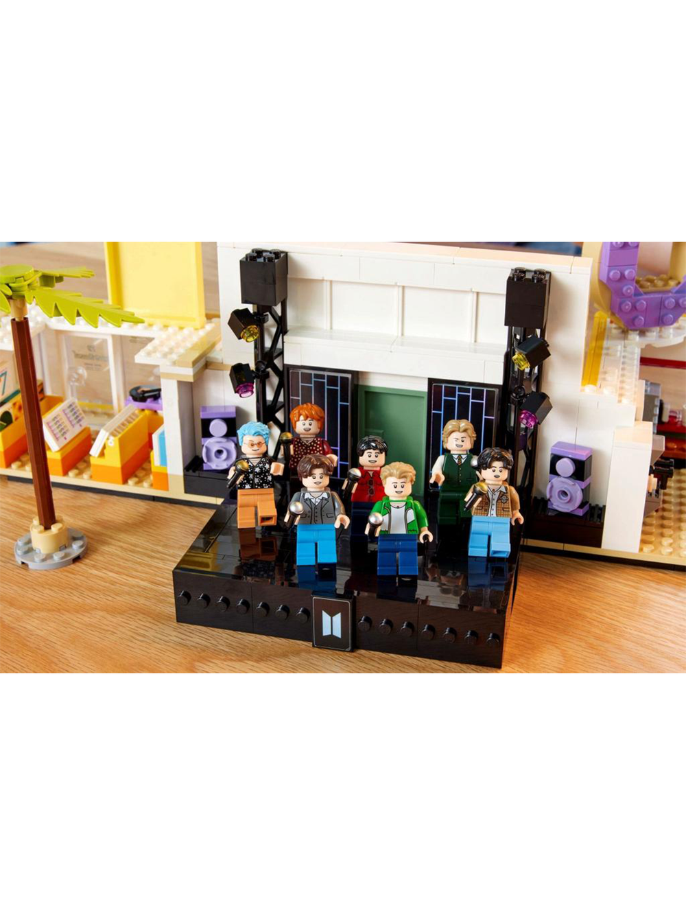 Конструктор лего LEGO Ideas 21339 BTS: Dynamite – коллекционный набор по клипу Dynamite с минифигурками, для взрослых и подростков