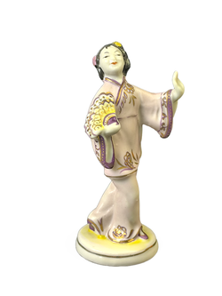 Фарфоровая статуэтка "Китаянка с веером" Гжель