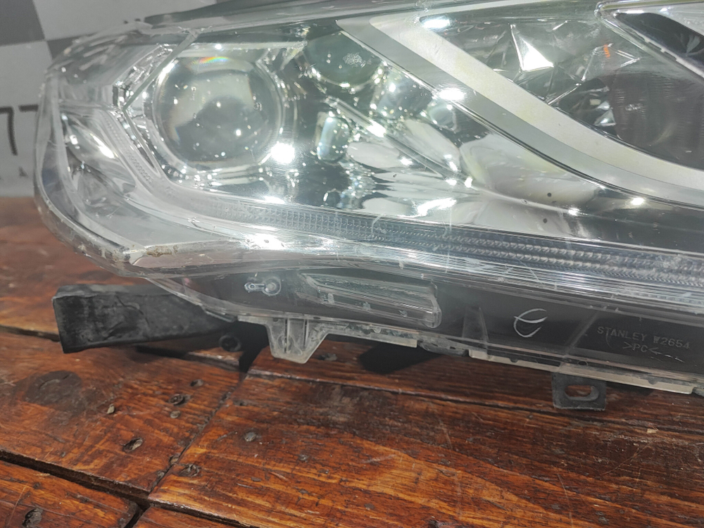 Фара правая Галоген Mitsubishi Pajero Sport 3 15-21 Б/У Оригинал 8301C794