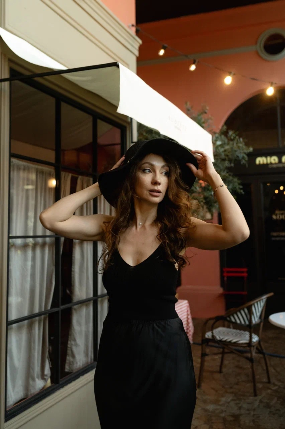 топ с жемчужными бретелями