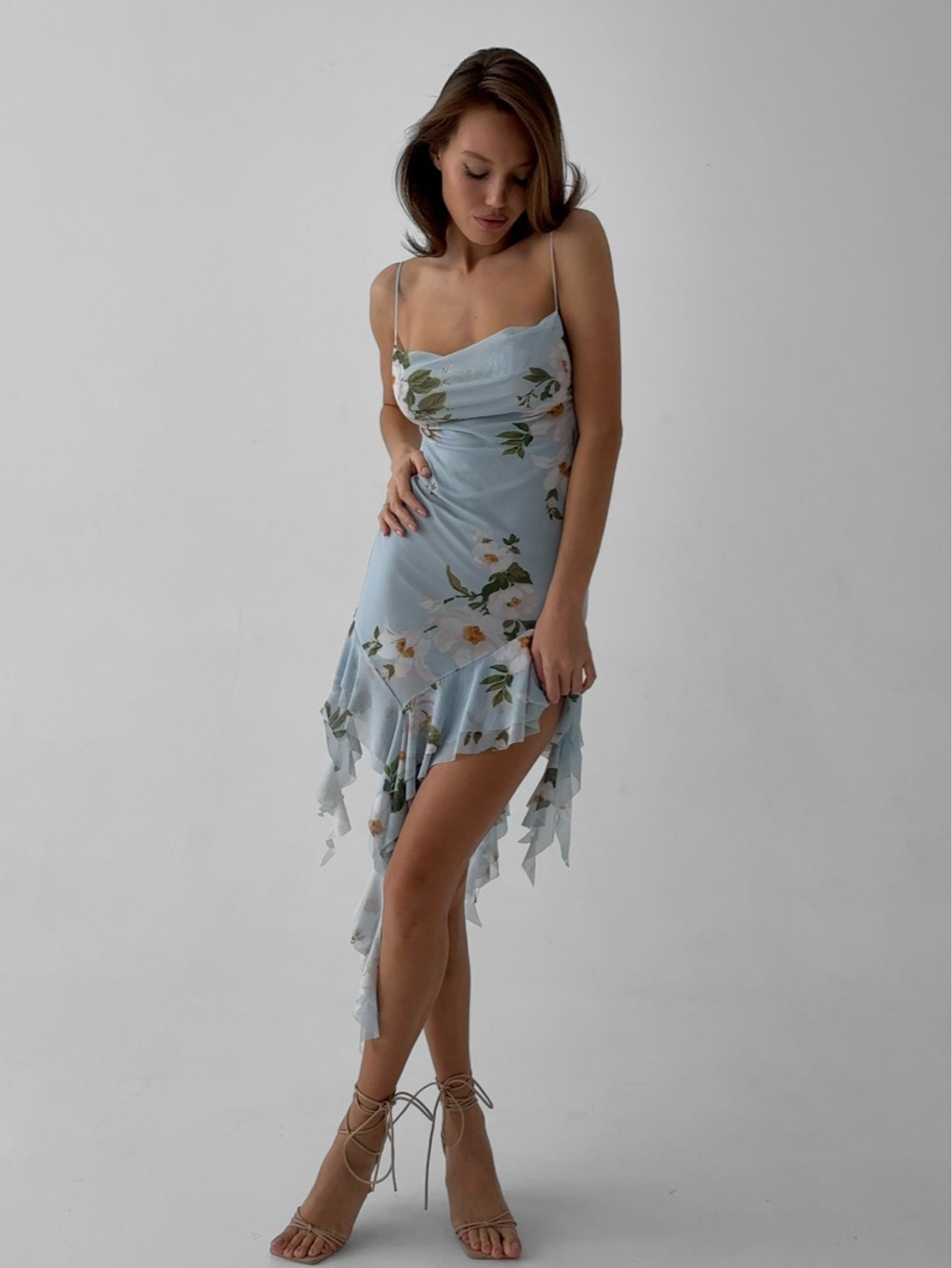 Платье короткое, на тонких бретелях, с воланами, с цветочным принтом