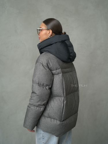 Серый пуховик с объемным воротником и капюшоном