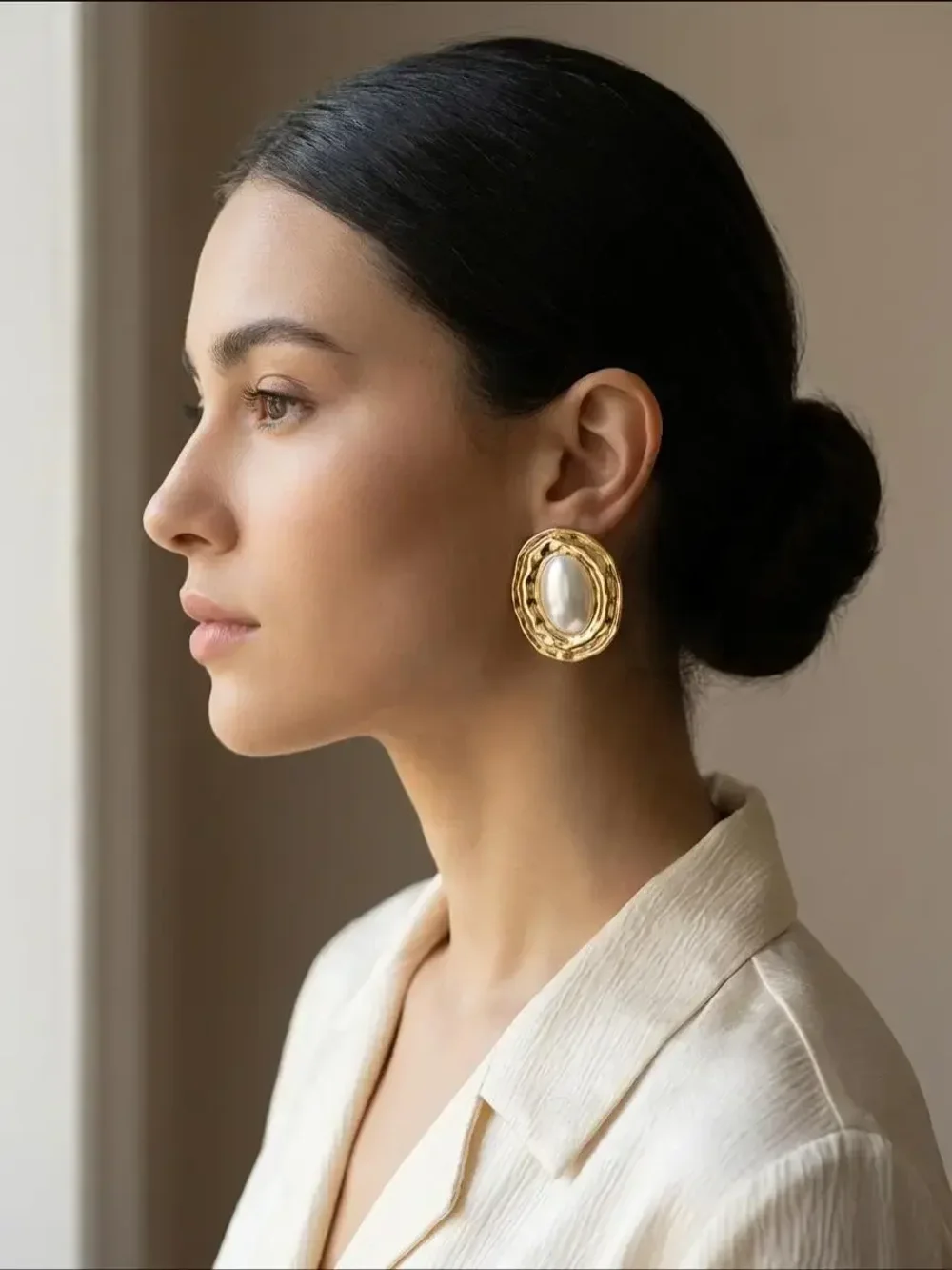 Серьги под золото с жемчужным центром