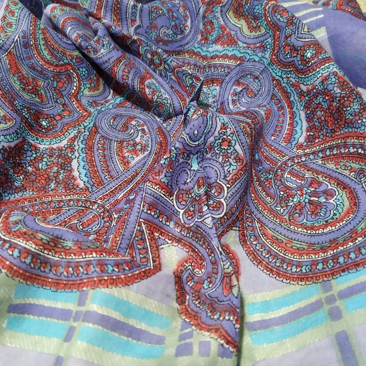 Платок материал Хлопок 100% Индийские узоры кайма в клетку красный голубойна сиреневом фоне с сиреневой каймой 95x95 см