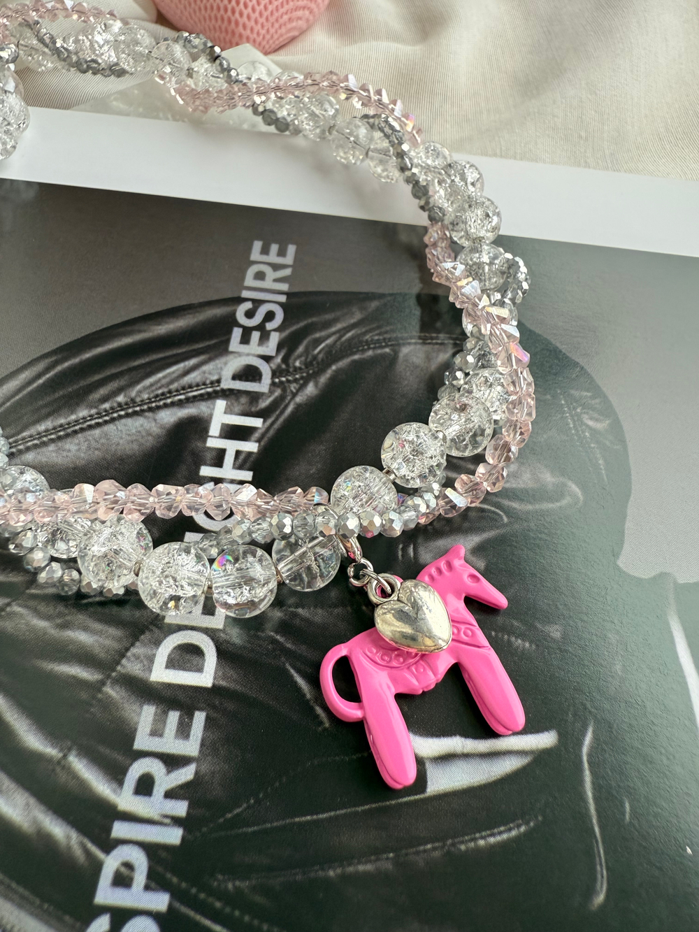 Колье из сахарного кварца и алмазного стекла с подвеской лошадка