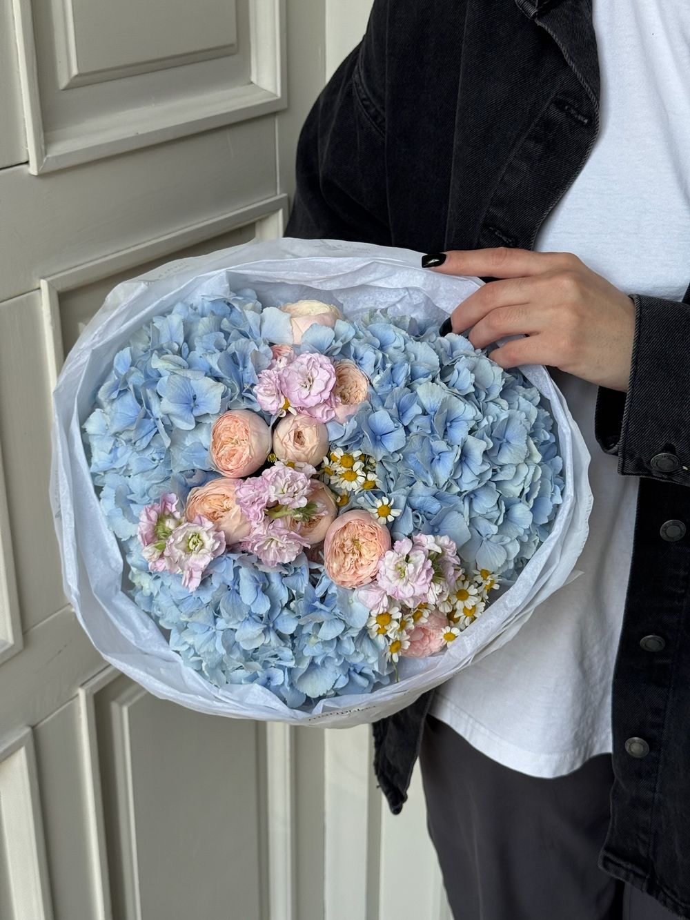 Букет сборный из гортензии, кустовых пионовидных роз, маттиолы и ромашки