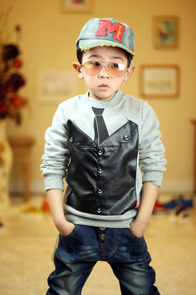 Толстовка с контрастной кожаной вставкой и принтом галстука