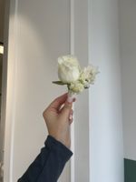 Свадебный букет из диантусов, одноголовых роз и лизиантуса