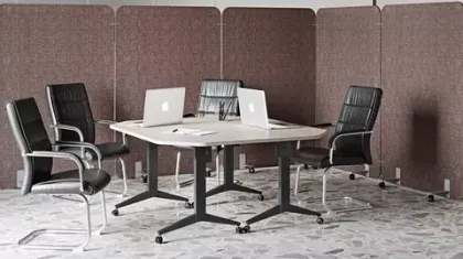 Складные мобильные столы для работы и совещаний: плюсы и минусы.