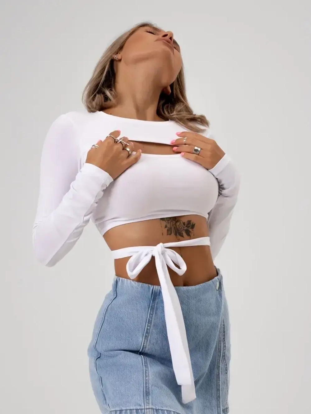 Белый кроп топ на завязках с длинным рукавом