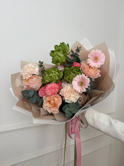Авторский букет из пионовидных роз