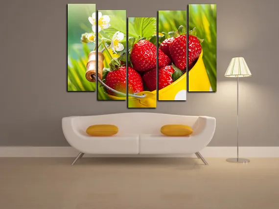 Модульная картина " Спелая клубника в ведерке "