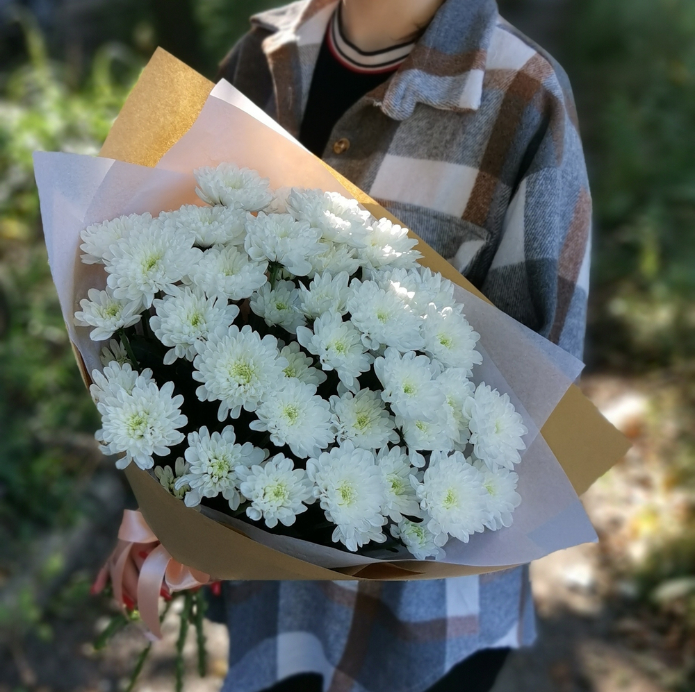 Моно букет из белых хризантем