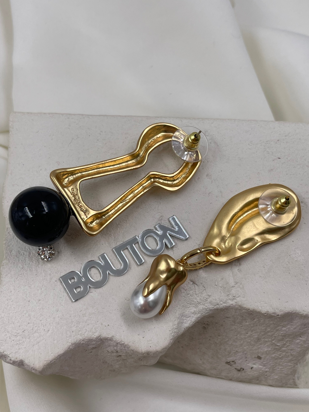 Серьги Скиап. золотистые в виде замочной скважины и уха