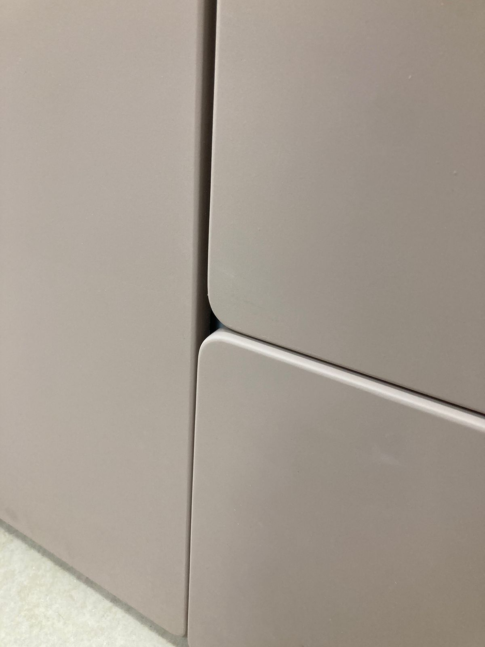 Шкаф 2-х дверный с ящиком Диагональ МДФ белый/капучино