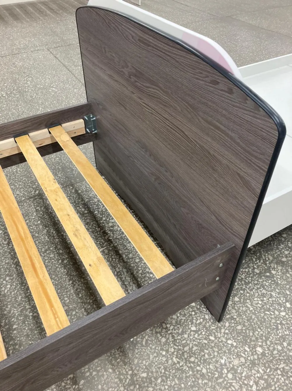 Кровать-2 одинарная с 1-й фигурной спинкой 900*1900 ясень анкор темный