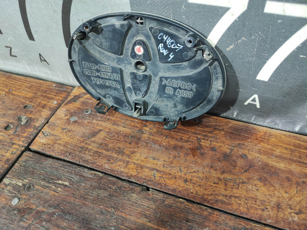 Эмблема передняя Toyota RAV4 IV (XA40) 15-19 Б/У Оригинал 7530142051