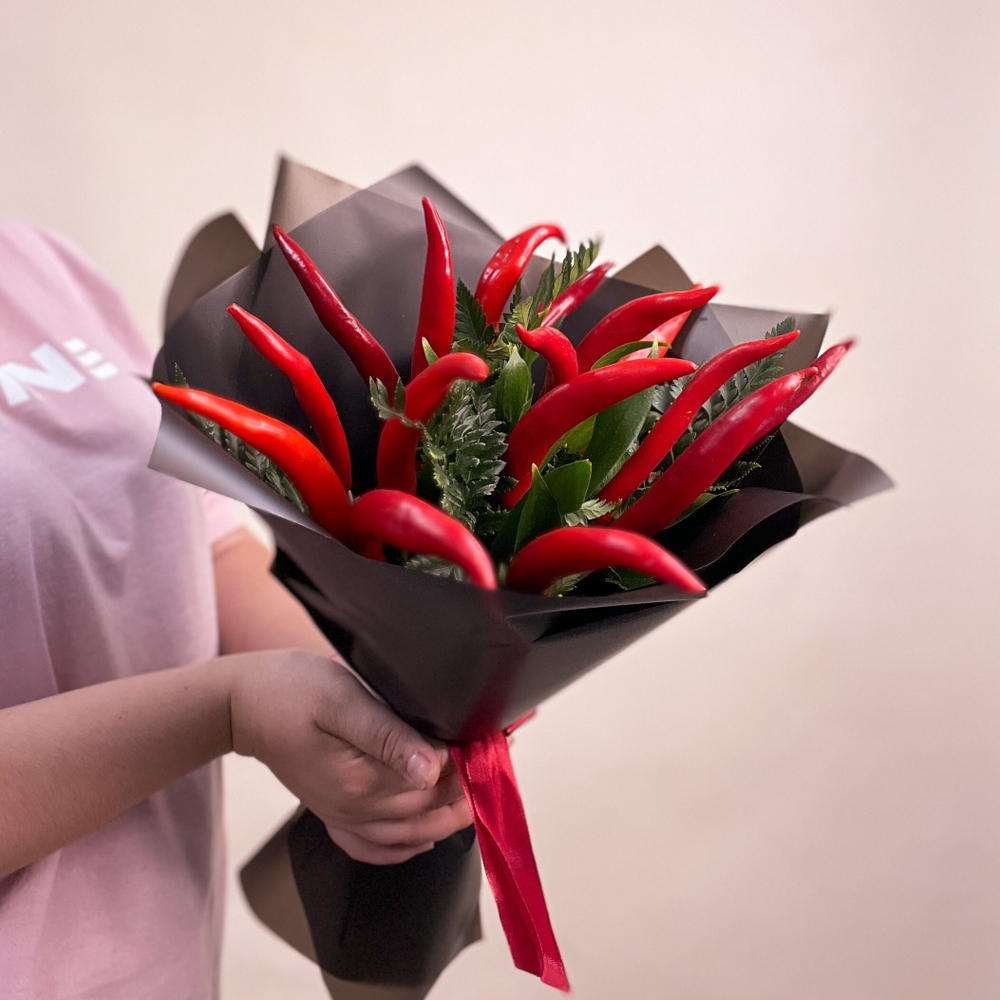 Мужской букет из перцев чили с зеленью