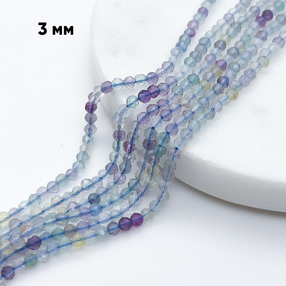 Флюорит граненый бусины, диаметр 2,9-3,1 мм, цена за 64-65 шт (1/2 нити)