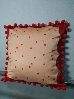 Подушка бархатная с красной лошадкой