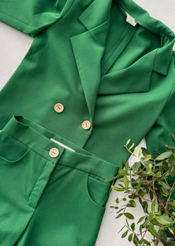 Яркий классический костюм для девочки