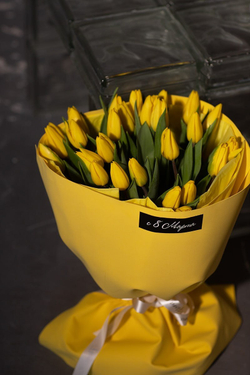 Желтые тюльпаны в букете в авторском оформлении от Флора Маркет