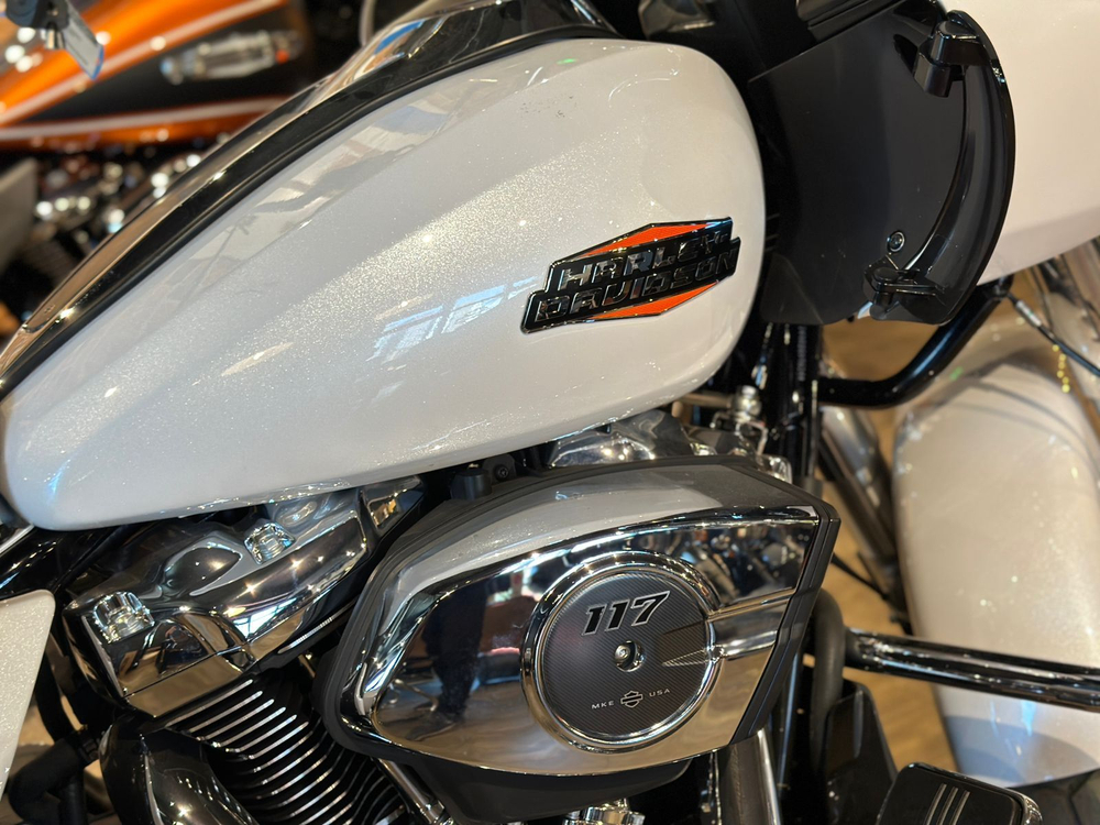 Harley-Davidson Road Glide 117, 2024 Onyx White/CHROME Trim