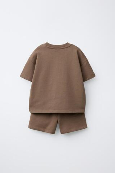 ZARA КОМПЛЕКТ ДЖОГГЕРЫ, ФУТБОЛКА И БЕРМУДЫ С НАШИВКОЙ, КОРИЧНЕВЫЙ