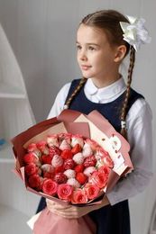 Клубничный букет с цветами "Розовый фламинго S"