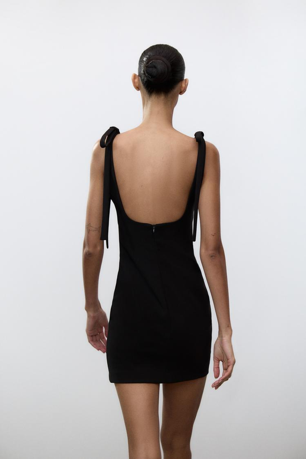 ZARA КОРОТКОЕ ПЛАТЬЕ ИЗ ЭЛАСТИЧНОЙ ТКАНИ С БАНТАМИ, ЧЕРНЫЙ