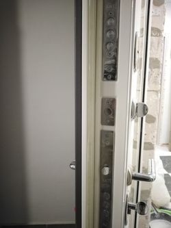 Входная дверь в квартиру с зеркалом Лабиринт Платинум / зеркало Панорама Белый софт (белый матовый, без текстуры)