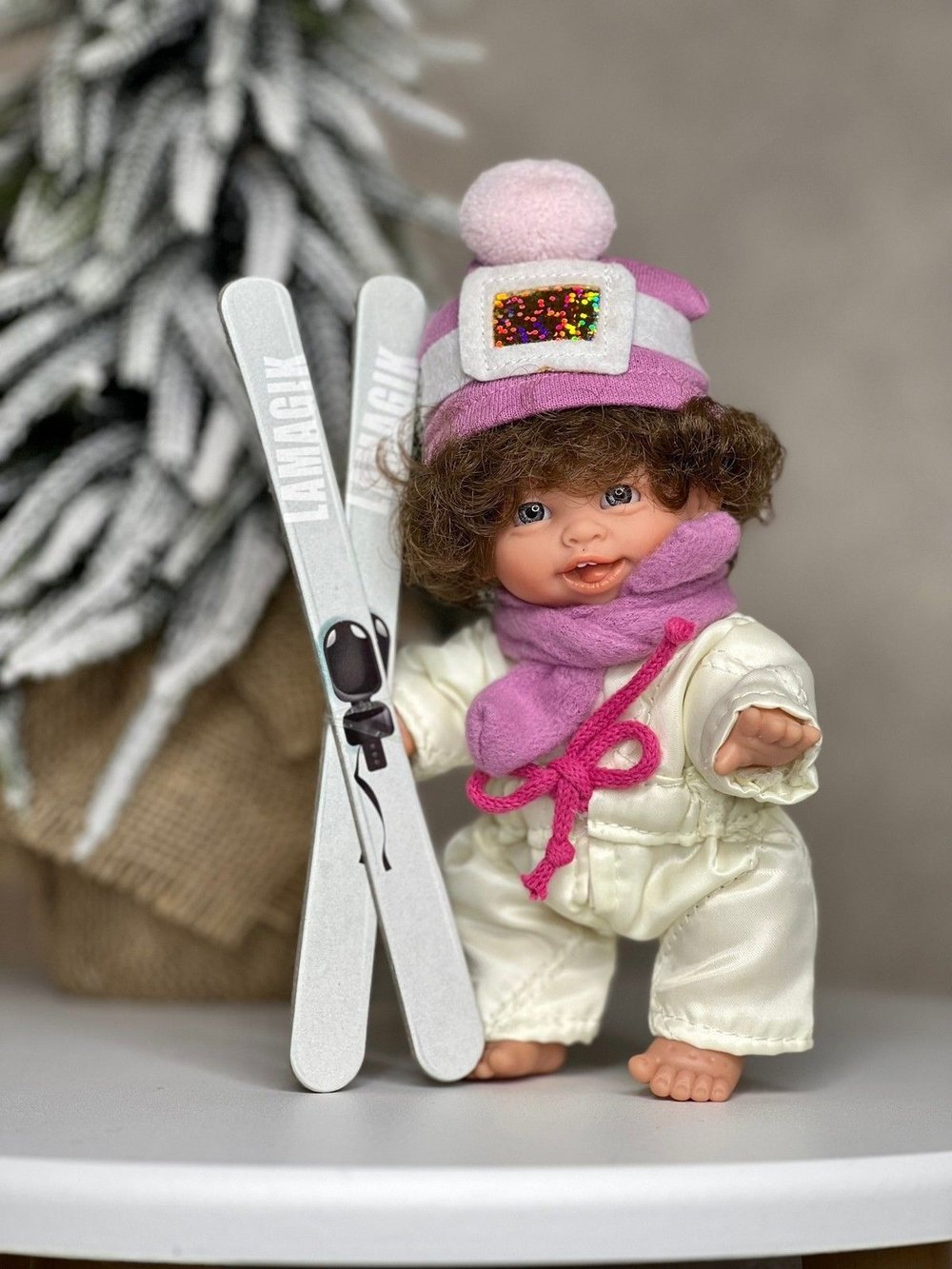 Кукла LAMAGIK виниловая 18см Gestitos Esquiador  (505A)