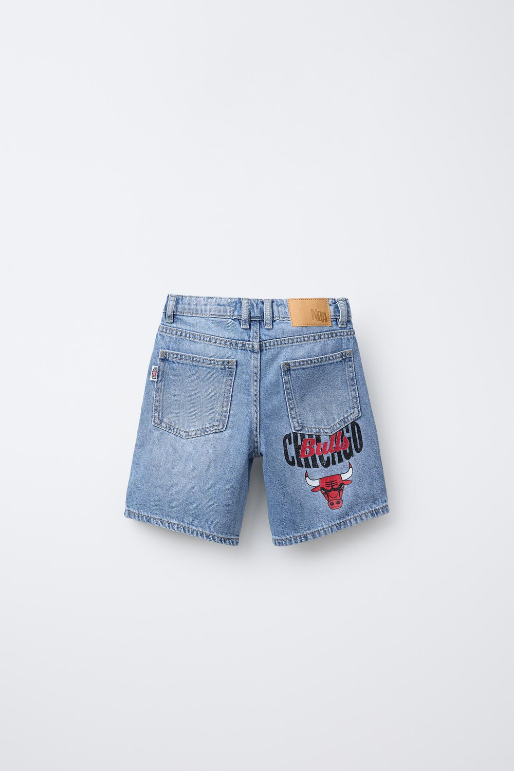 ZARA ДЖИНСОВЫЕ ШОРТЫ-БЕРМУДЫ CHICAGO BULLS NBA ©, ГОЛУБОЙ