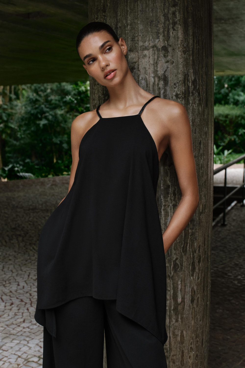 ZARA КОМБИНЕЗОН С ПЛЕТЕНЫМИ БРЕТЕЛЯМИ, ЧЕРНЫЙ