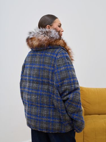 Синий текстильный пуховик в клетку с мехом енота