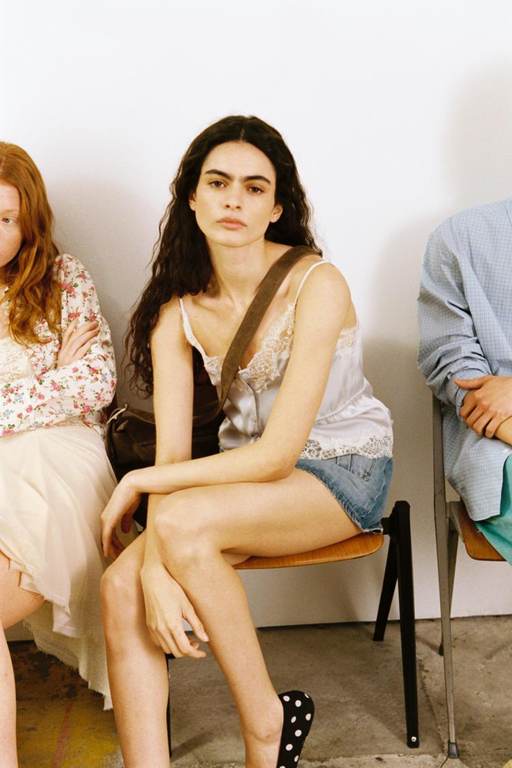 ZARA АТЛАСНЫЙ ТОП С КРУЖЕВОМ, ЖЕМЧУЖНО-СЕРЫЙ