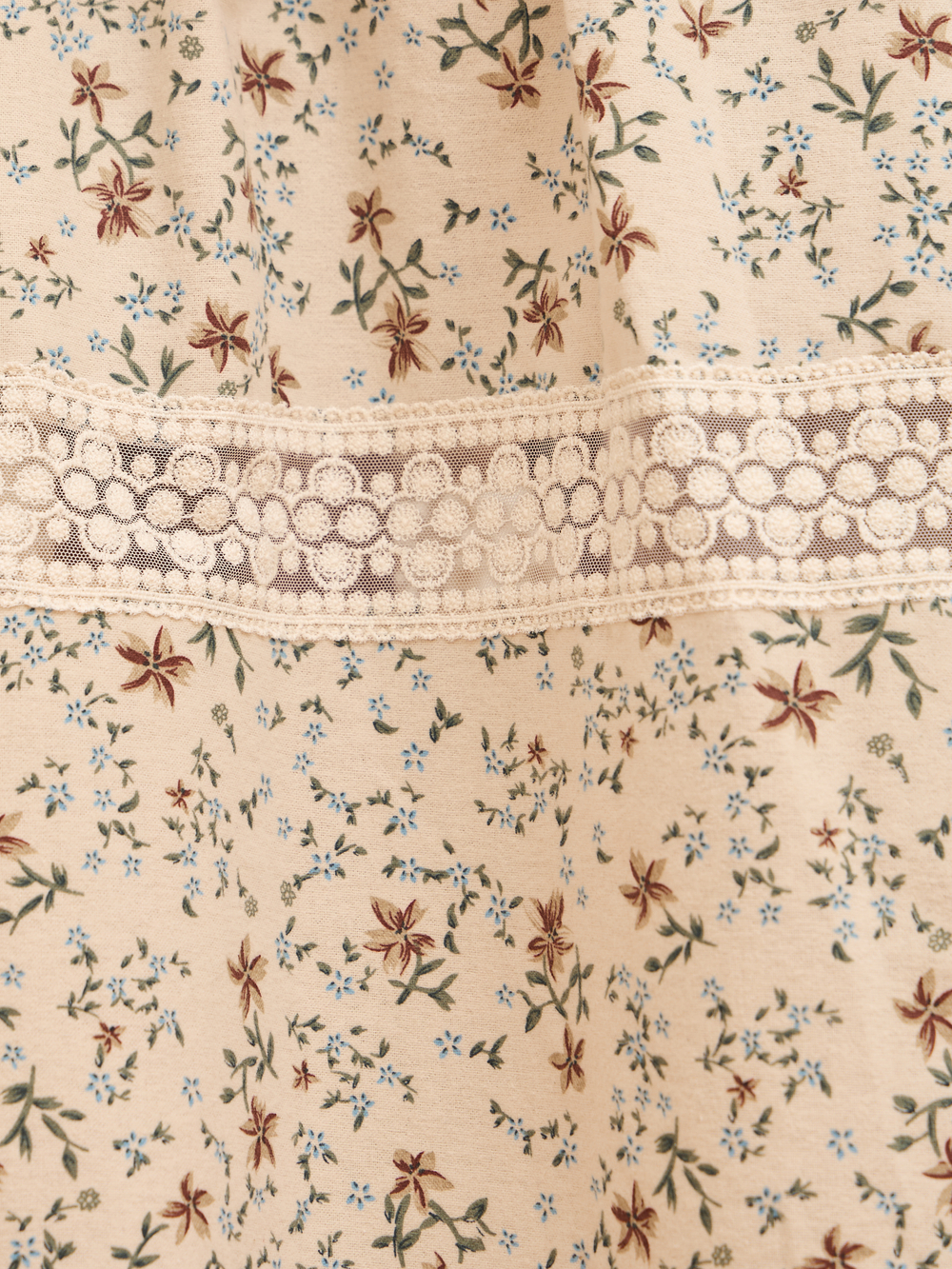 Платье с кружевными вставками