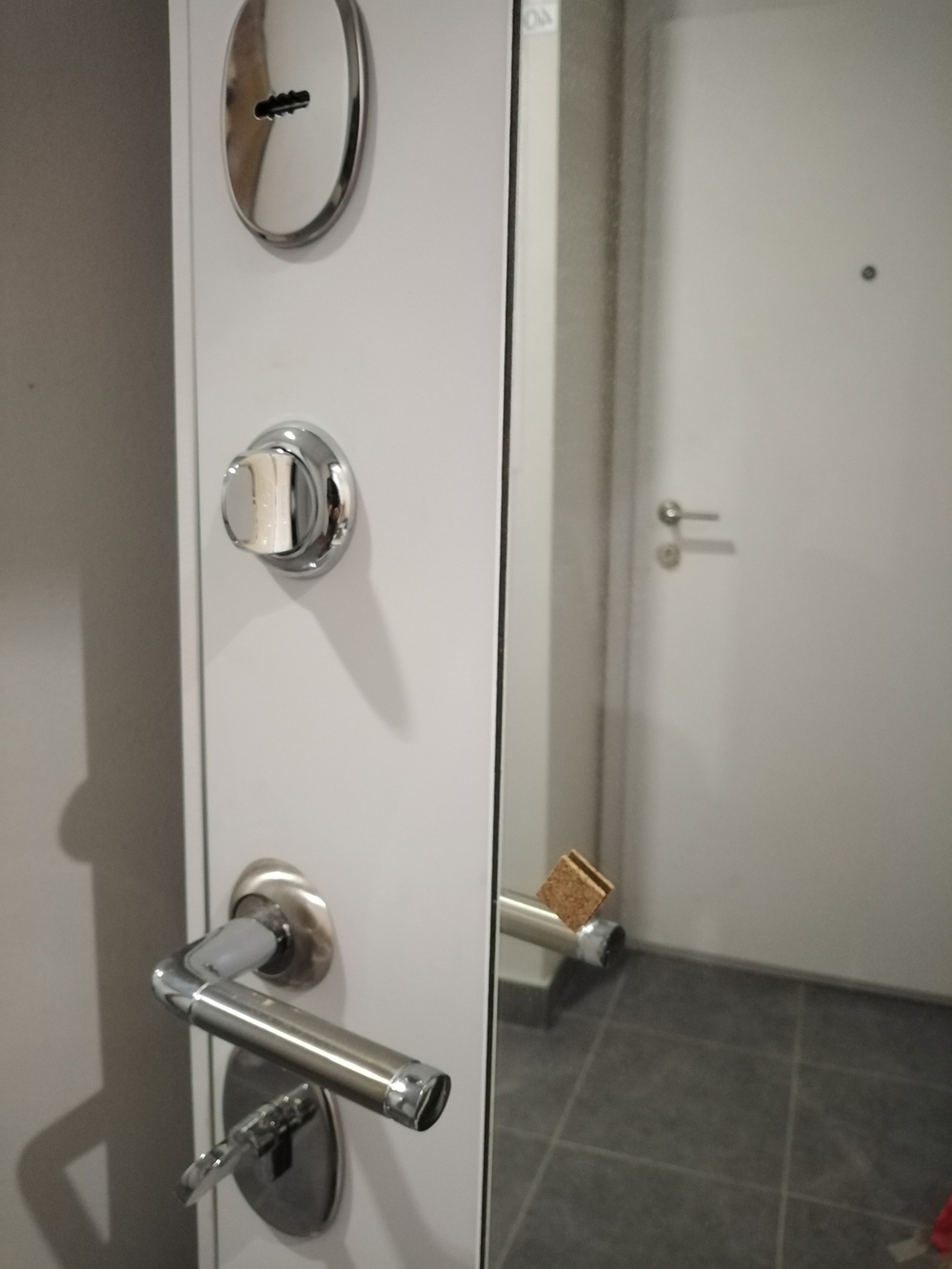 Входная дверь в квартиру с зеркалом Лабиринт Платинум / зеркало Максимум Белый софт (белый матовый, без текстуры)