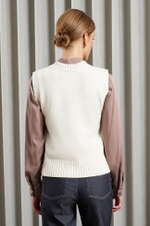 22896 Жилет женский (молочный)