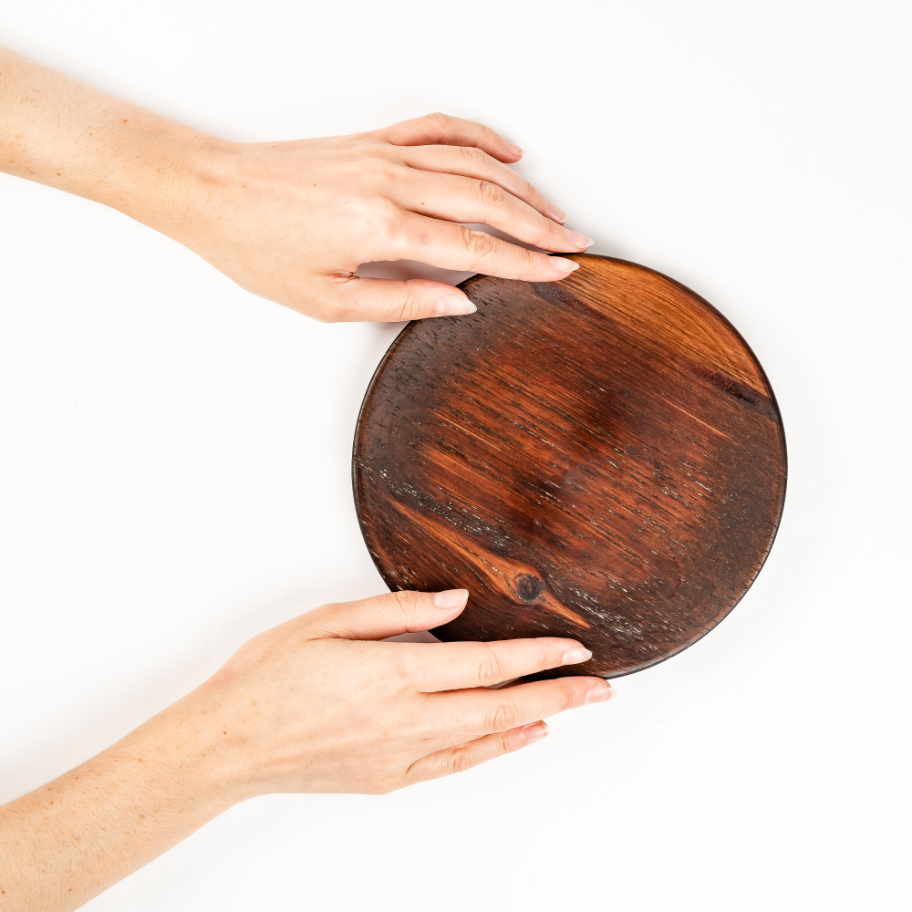 Деревянная плоская тарелка из древесины сибирского кедра. T186