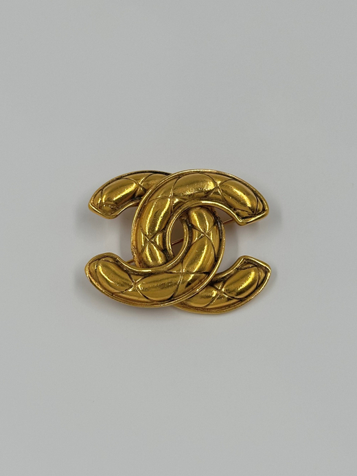 Брошь в виде логотипа Chanel
