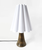 Купить керамическую лампу Ophelia с белым волнистым, текстильным, классическим абажуром. Лампа ручной работы с керамическим основанием темно-зеленого цвета в крапинку придает уют и создает мягкий рассеянный свет.